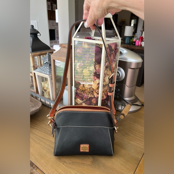 NWOT Dooney & Bourke Cameron Bag with Adjustable D&B Leather Shoulder Strap - Picture 2 of 11